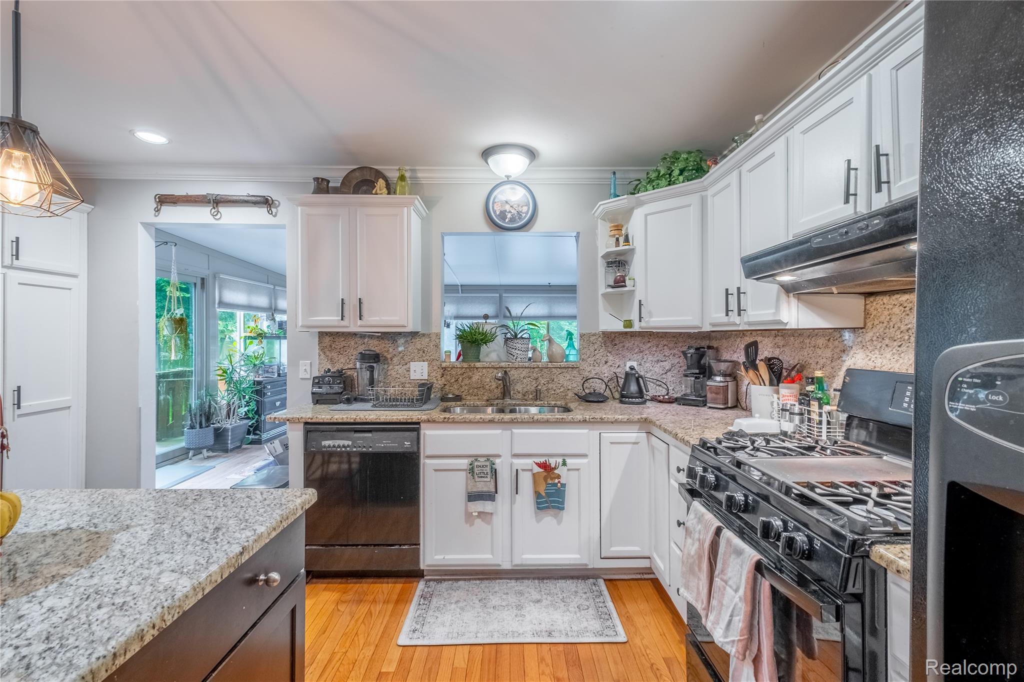 Fenton City, Michigan 48430, United States, 4 Bedrooms Bedrooms, ,3 BathroomsBathrooms,Residential,Pending,204900