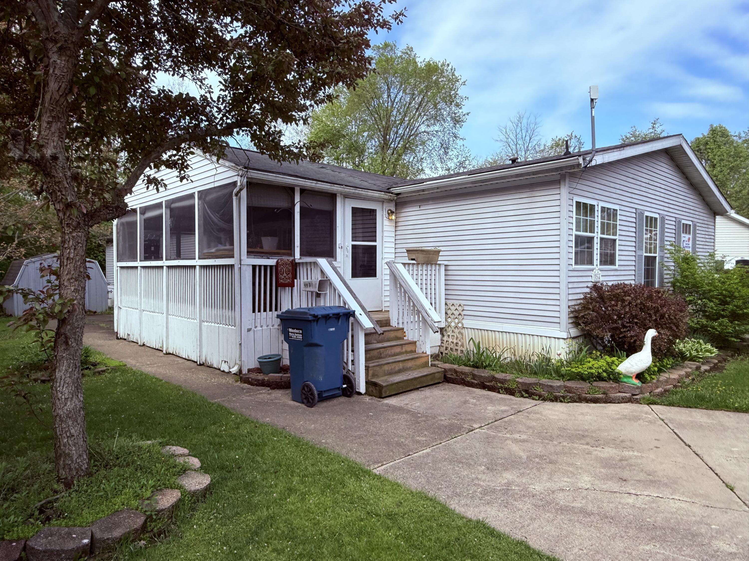 3264 Hawthorn Circle