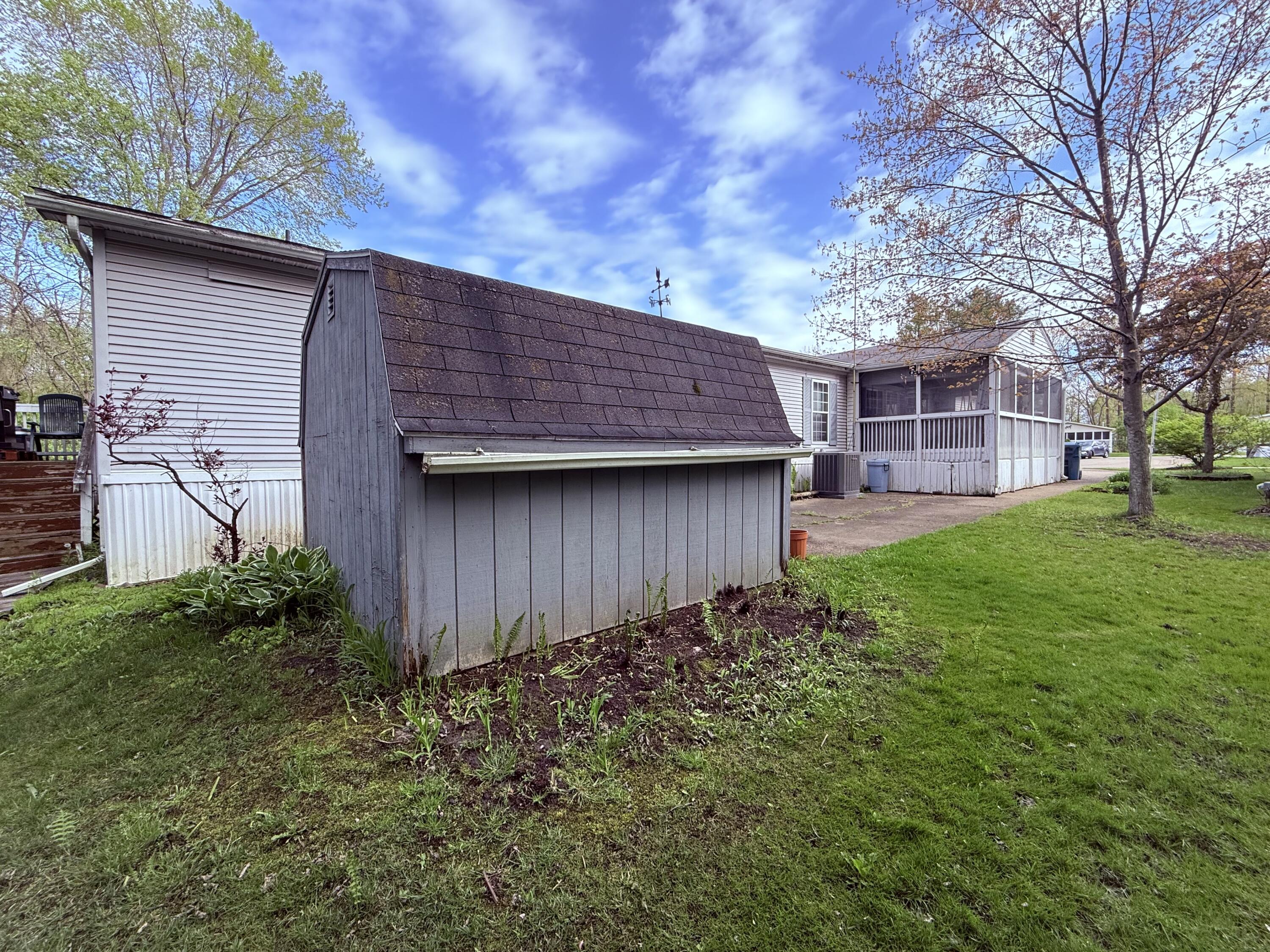 3264 Hawthorn Circle