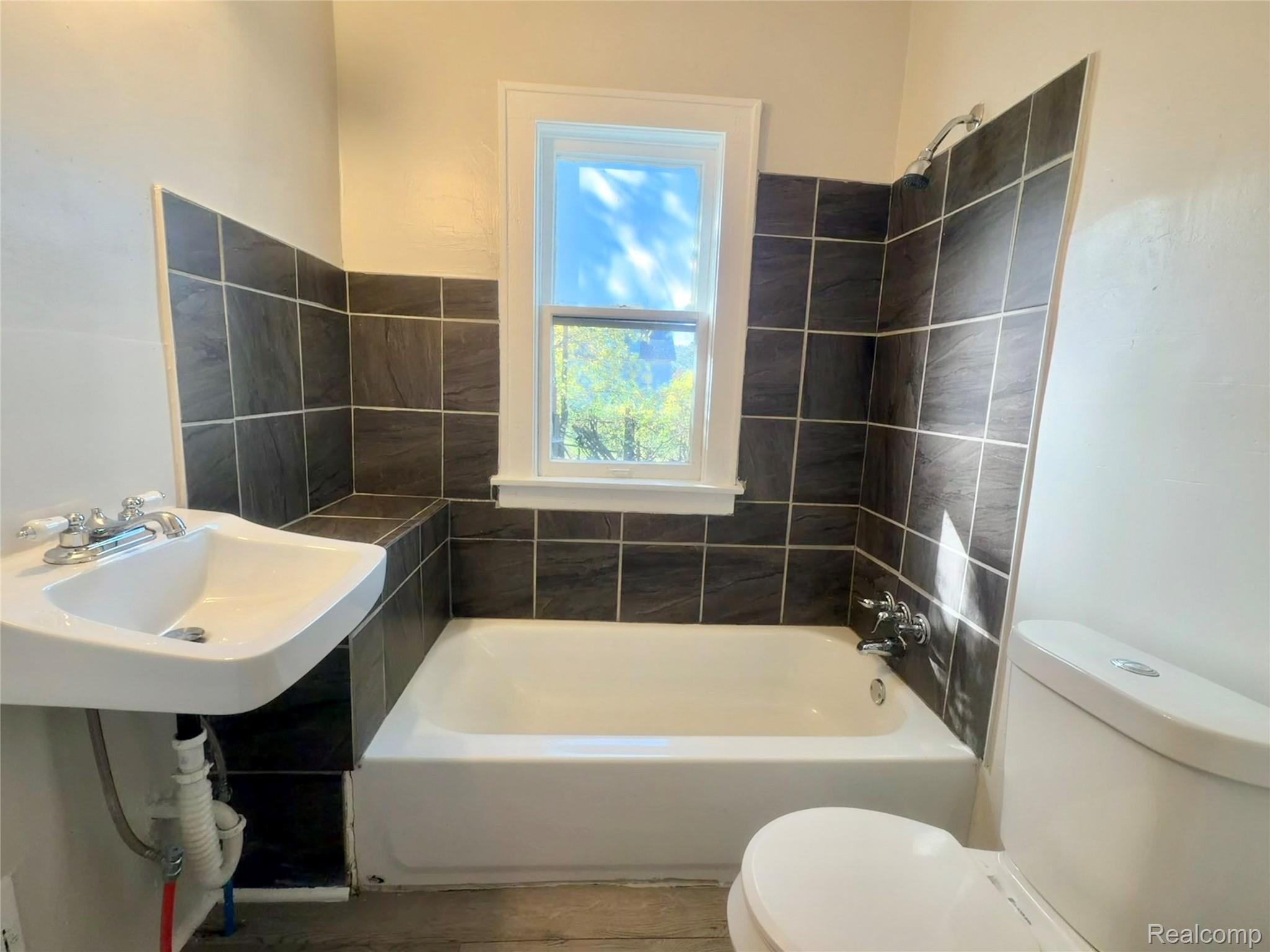 Detroit City, Michigan 48221, United States, 5 Bedrooms Bedrooms, ,1 BathroomBathrooms,Residential,Active,232839