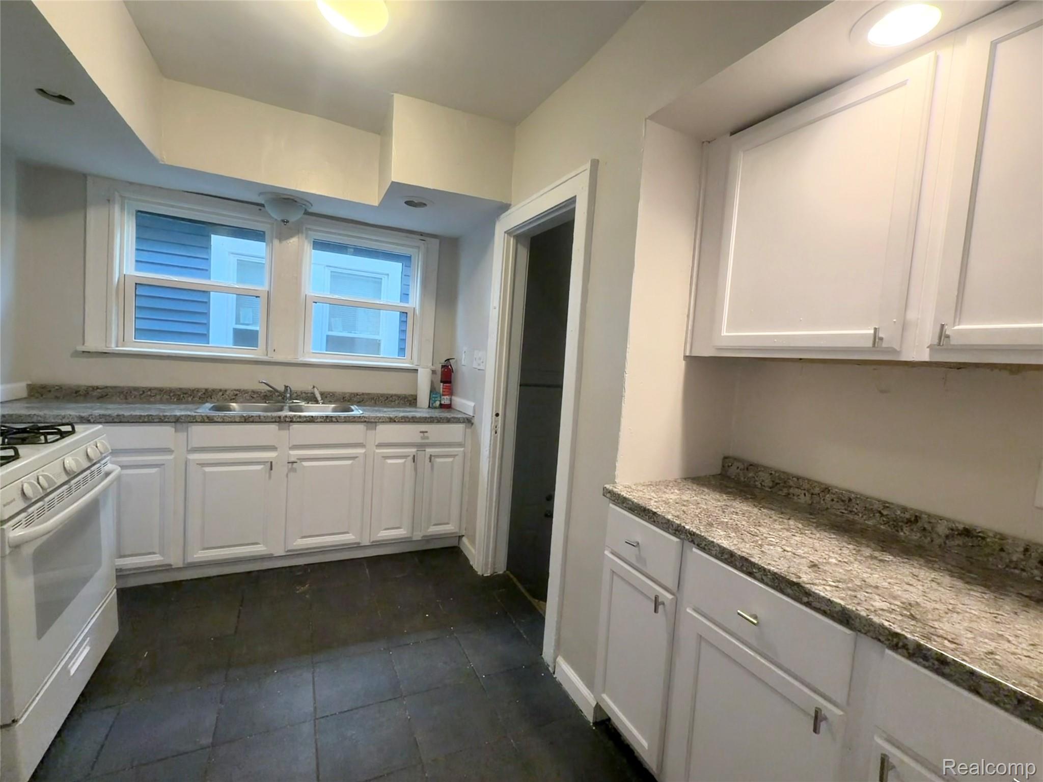 Detroit City, Michigan 48221, United States, 5 Bedrooms Bedrooms, ,1 BathroomBathrooms,Residential,Active,232839