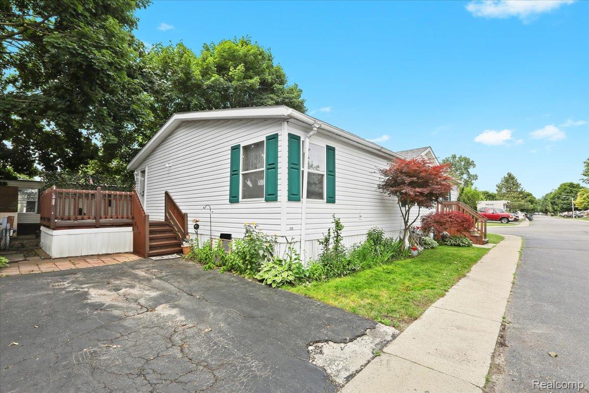 Auburn Hills City, Michigan 48326, United States, 3 Bedrooms Bedrooms, ,2 BathroomsBathrooms,Residential,Pending,160922