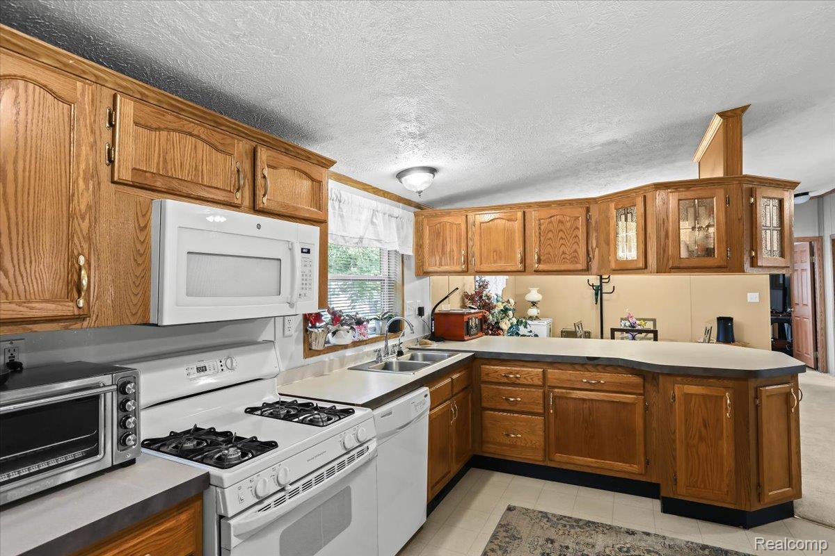 Auburn Hills City, Michigan 48326, United States, 3 Bedrooms Bedrooms, ,2 BathroomsBathrooms,Residential,Pending,160922