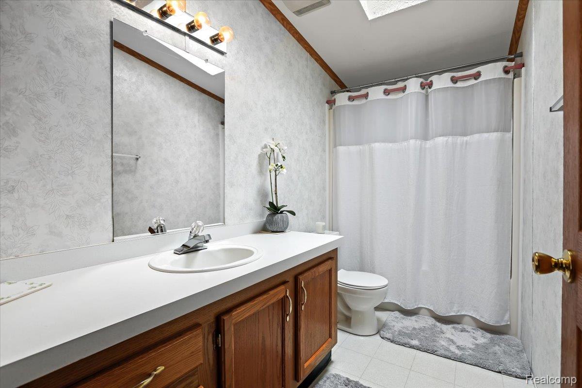 Auburn Hills City, Michigan 48326, United States, 3 Bedrooms Bedrooms, ,2 BathroomsBathrooms,Residential,Pending,160922