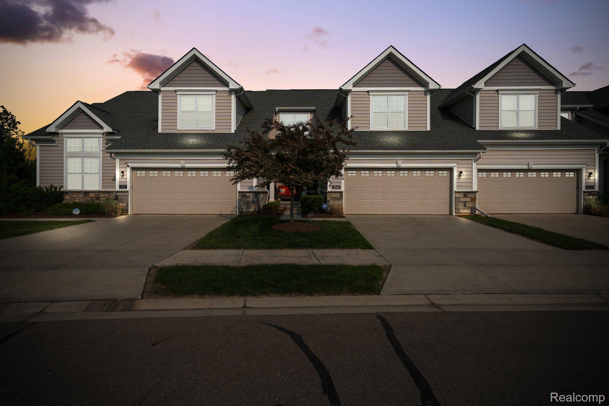 2548 Oxford Circle