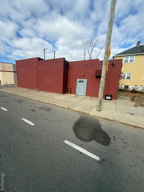 10527 E Warren Avenue Detroit City MI 48214