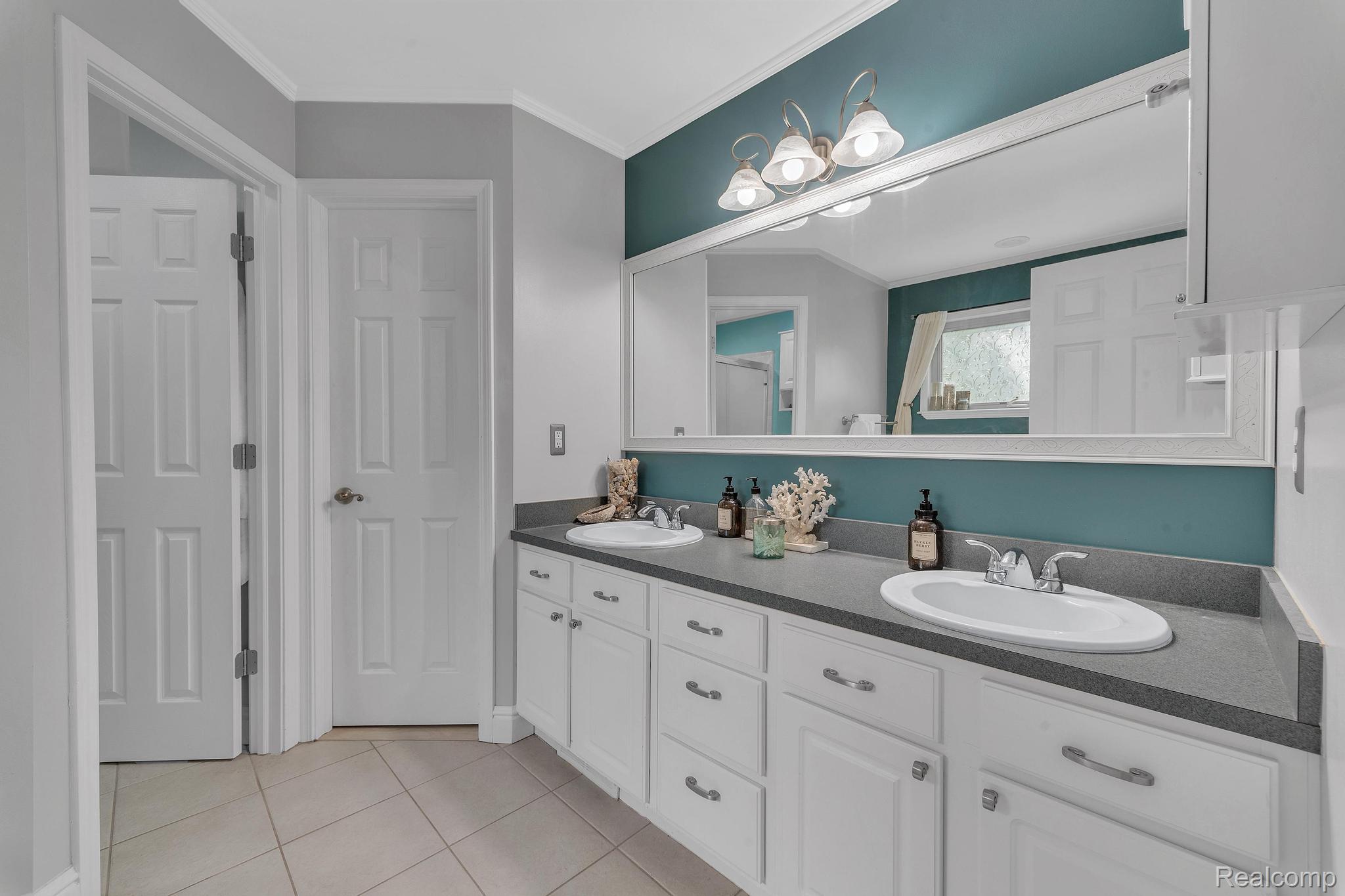 Orion Charter Township, Michigan 48362, United States, 4 Bedrooms Bedrooms, ,4 BathroomsBathrooms,Residential,Active,168222