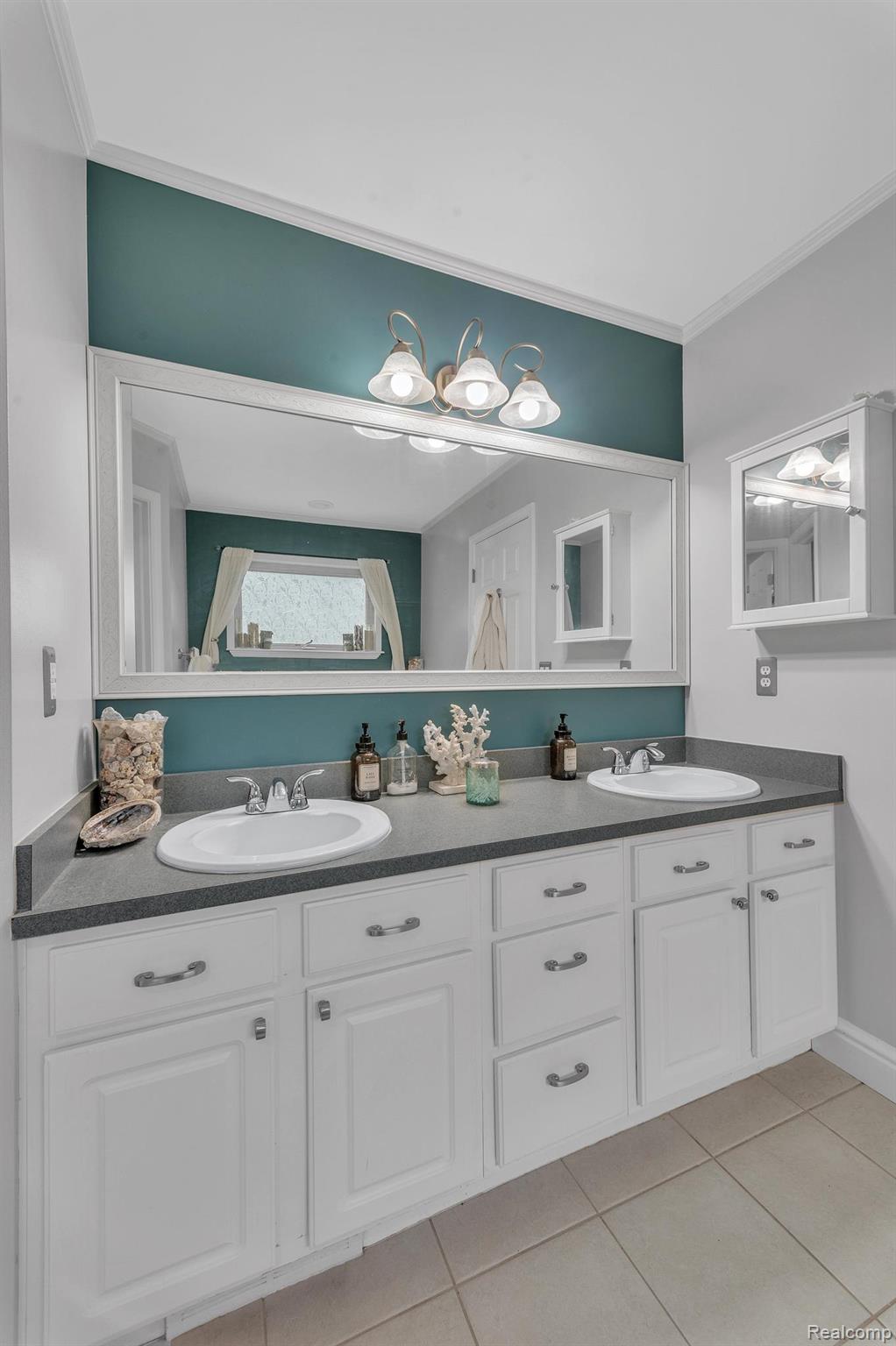 Orion Charter Township, Michigan 48362, United States, 4 Bedrooms Bedrooms, ,4 BathroomsBathrooms,Residential,Active,168222