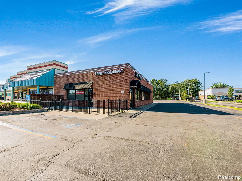 110 W Maple Road