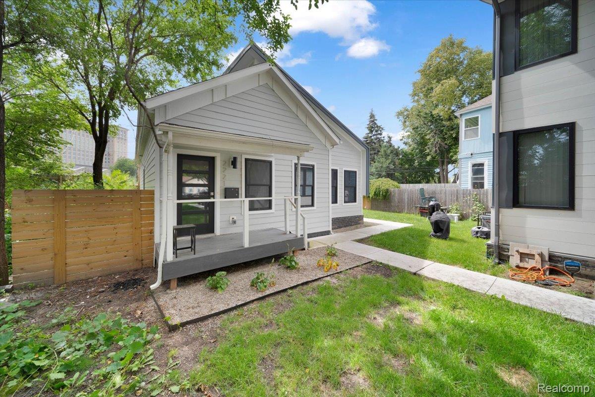 Detroit City, Michigan 48216, United States, 2 Bedrooms Bedrooms, ,2 BathroomsBathrooms,Residential,Pending,196171