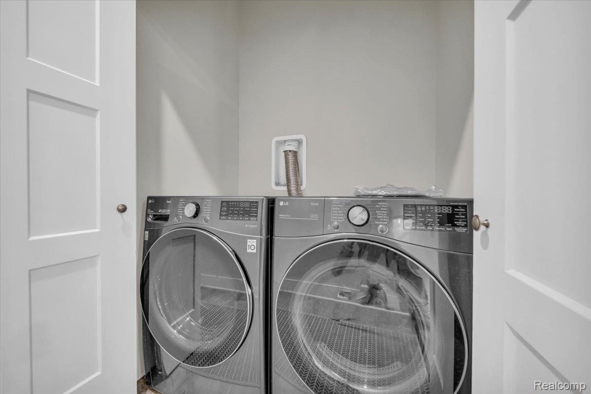 Detroit City, Michigan 48216, United States, 2 Bedrooms Bedrooms, ,2 BathroomsBathrooms,Residential,Pending,196171