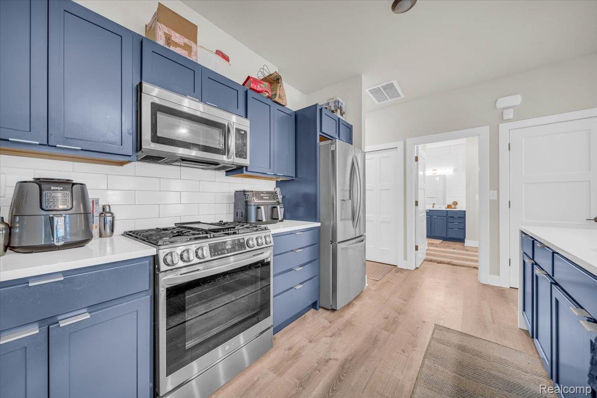 Detroit City, Michigan 48216, United States, 2 Bedrooms Bedrooms, ,2 BathroomsBathrooms,Residential,Pending,196171