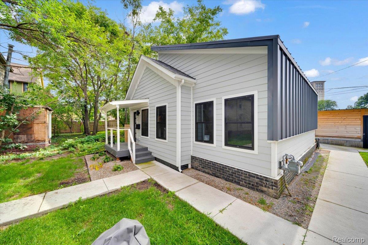 Detroit City, Michigan 48216, United States, 2 Bedrooms Bedrooms, ,2 BathroomsBathrooms,Residential,Pending,196171