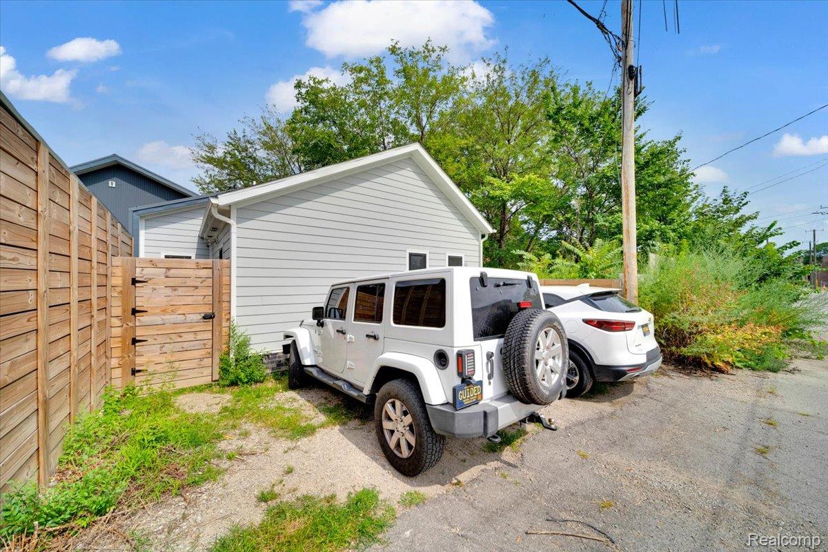 Detroit City, Michigan 48216, United States, 2 Bedrooms Bedrooms, ,2 BathroomsBathrooms,Residential,Pending,196171