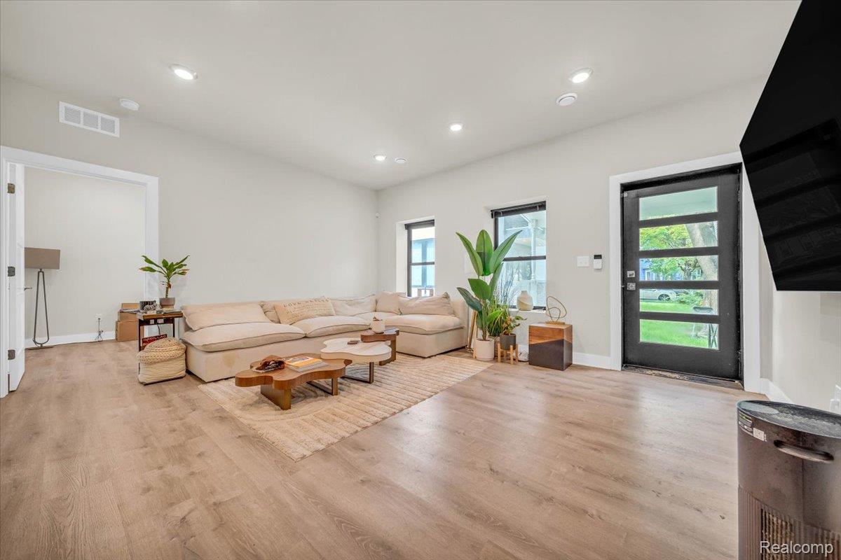 Detroit City, Michigan 48216, United States, 2 Bedrooms Bedrooms, ,2 BathroomsBathrooms,Residential,Pending,196171