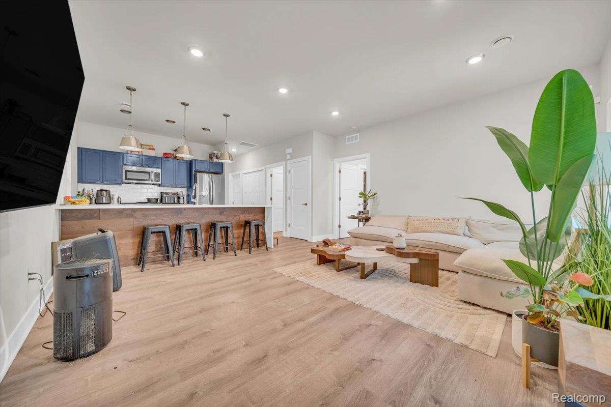 Detroit City, Michigan 48216, United States, 2 Bedrooms Bedrooms, ,2 BathroomsBathrooms,Residential,Pending,196171