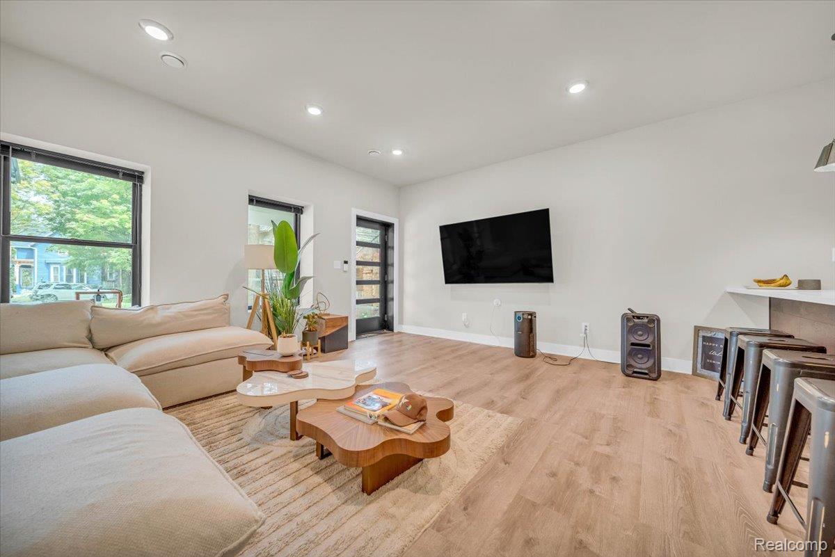 Detroit City, Michigan 48216, United States, 2 Bedrooms Bedrooms, ,2 BathroomsBathrooms,Residential,Pending,196171