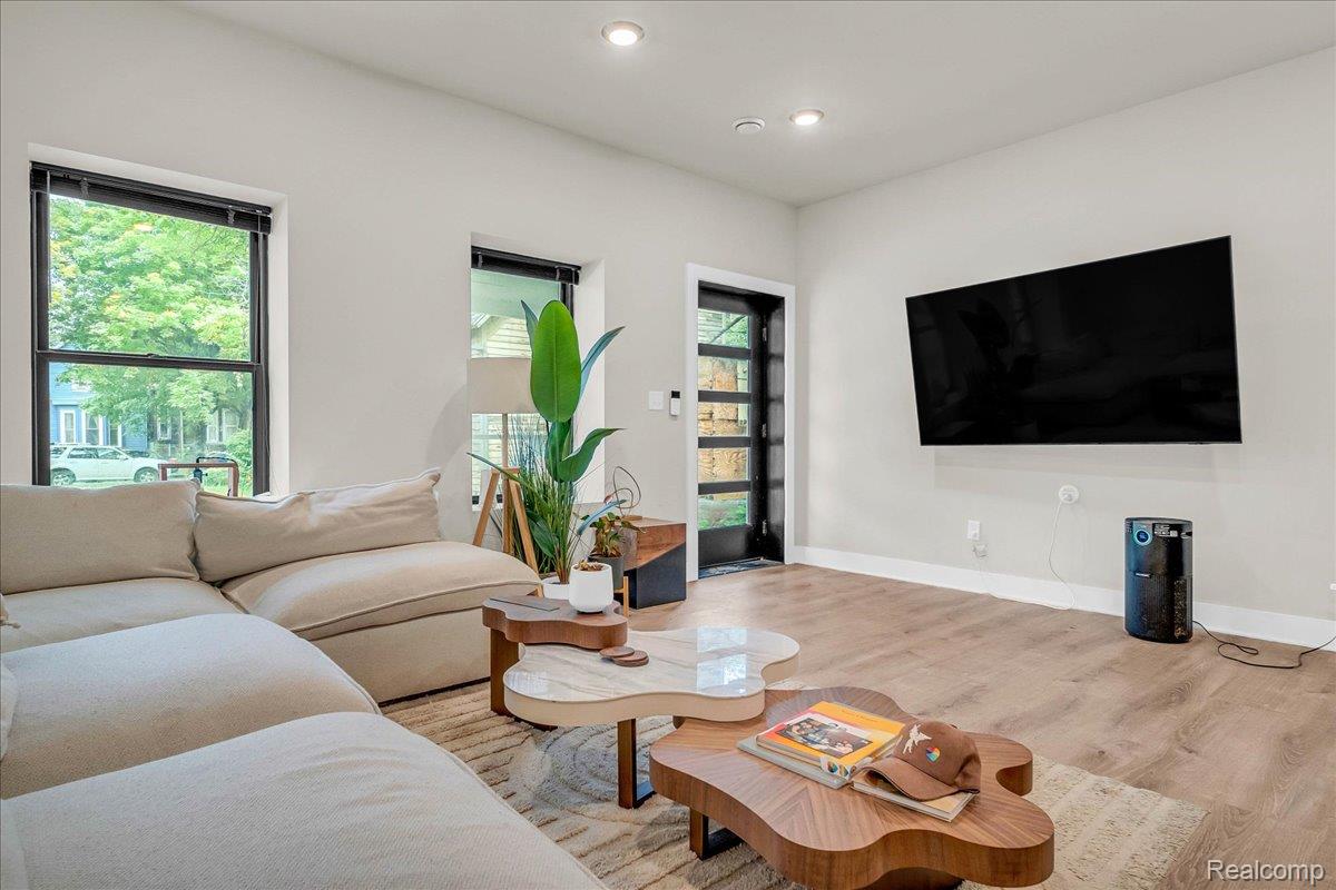 Detroit City, Michigan 48216, United States, 2 Bedrooms Bedrooms, ,2 BathroomsBathrooms,Residential,Pending,196171