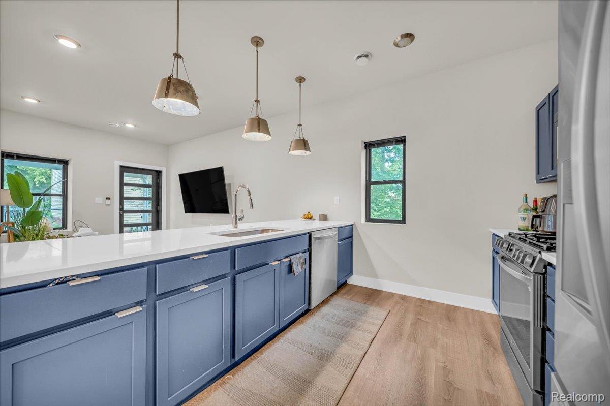 Detroit City, Michigan 48216, United States, 2 Bedrooms Bedrooms, ,2 BathroomsBathrooms,Residential,Pending,196171