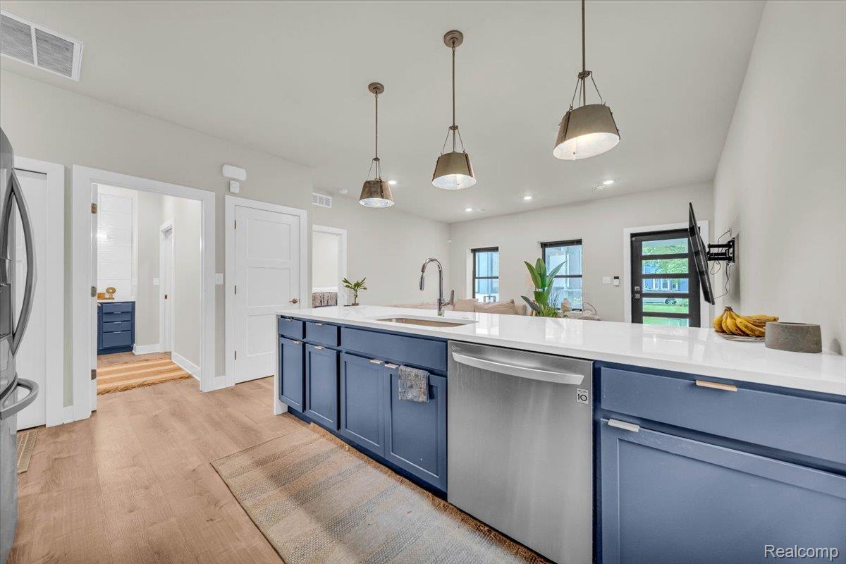 Detroit City, Michigan 48216, United States, 2 Bedrooms Bedrooms, ,2 BathroomsBathrooms,Residential,Pending,196171