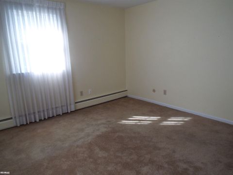 Tiny photo for 5008 Kings Gate Way Street, Bloomfield Charter Township, MI 48302 (MLS # 58050192194)