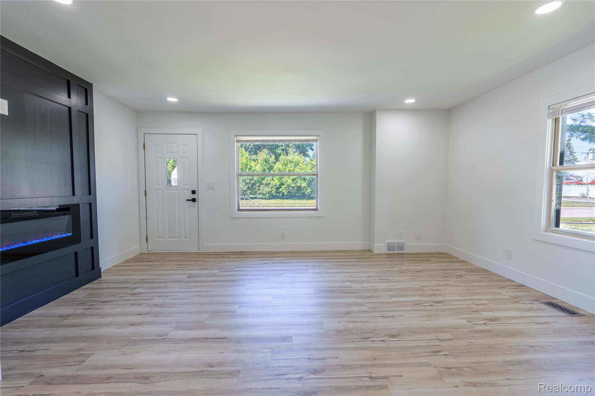 Roseville City, Michigan 48066, United States, 4 Bedrooms Bedrooms, ,2 BathroomsBathrooms,Residential,Pending,156332