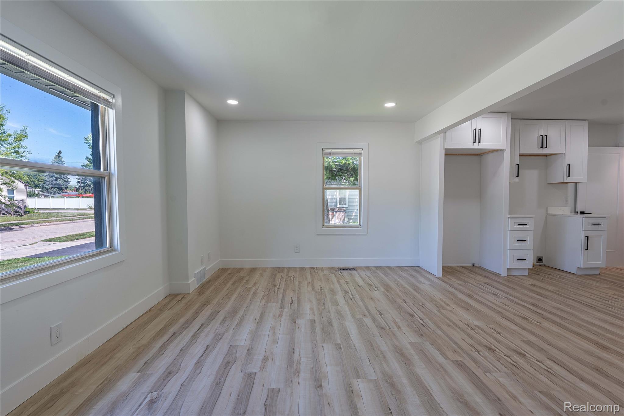 Roseville City, Michigan 48066, United States, 4 Bedrooms Bedrooms, ,2 BathroomsBathrooms,Residential,Pending,156332