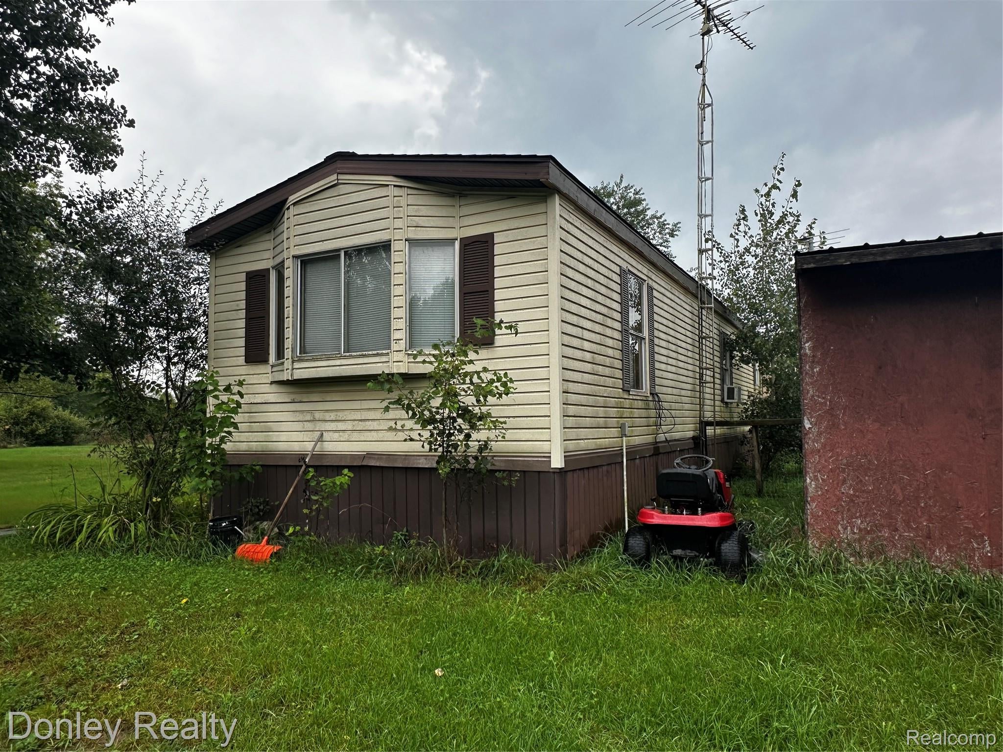 5753 Denhoff Road