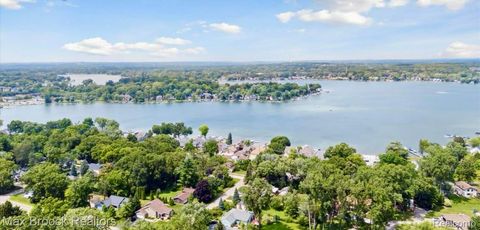 2915 Greenbrooke Lane West Bloomfield Charter Township MI 48324