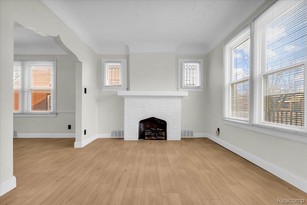 5777 Lakepointe Street