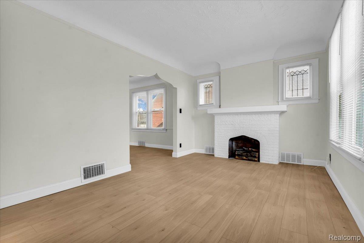 5777 Lakepointe Street