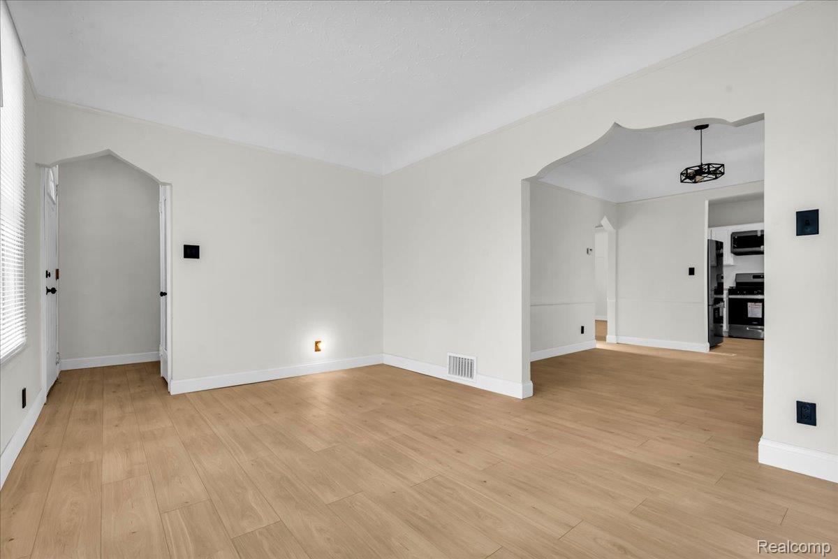 5777 Lakepointe Street