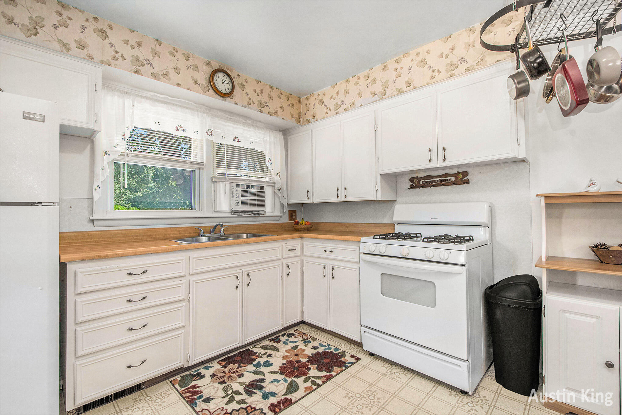 Grand Rapids City, Michigan 49504, United States, 2 Bedrooms Bedrooms, ,1 BathroomBathrooms,Residential,Pending,157977