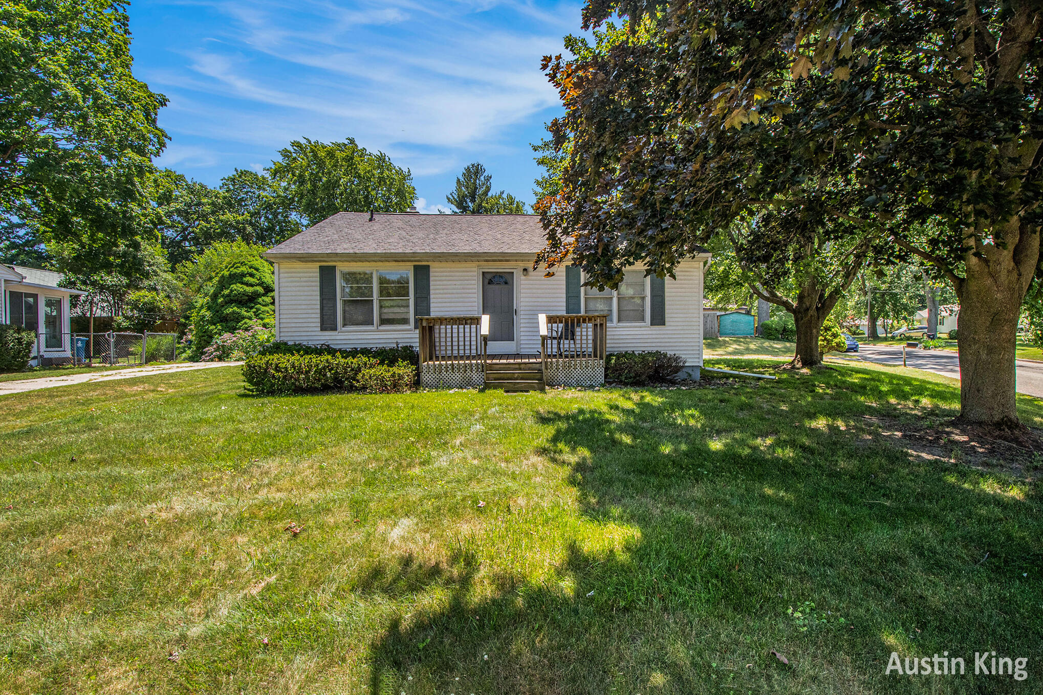 Grand Rapids City, Michigan 49504, United States, 2 Bedrooms Bedrooms, ,1 BathroomBathrooms,Residential,Pending,157977