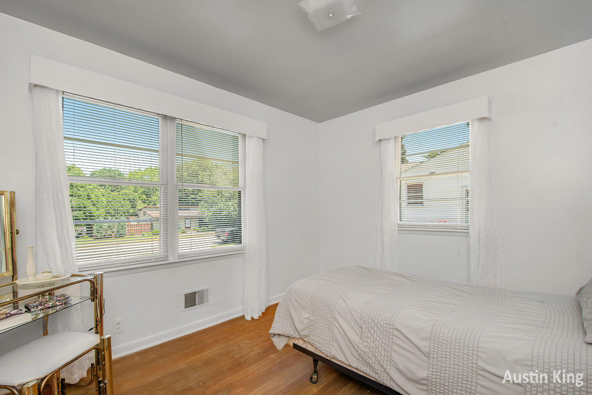 Grand Rapids City, Michigan 49504, United States, 2 Bedrooms Bedrooms, ,1 BathroomBathrooms,Residential,Pending,157977