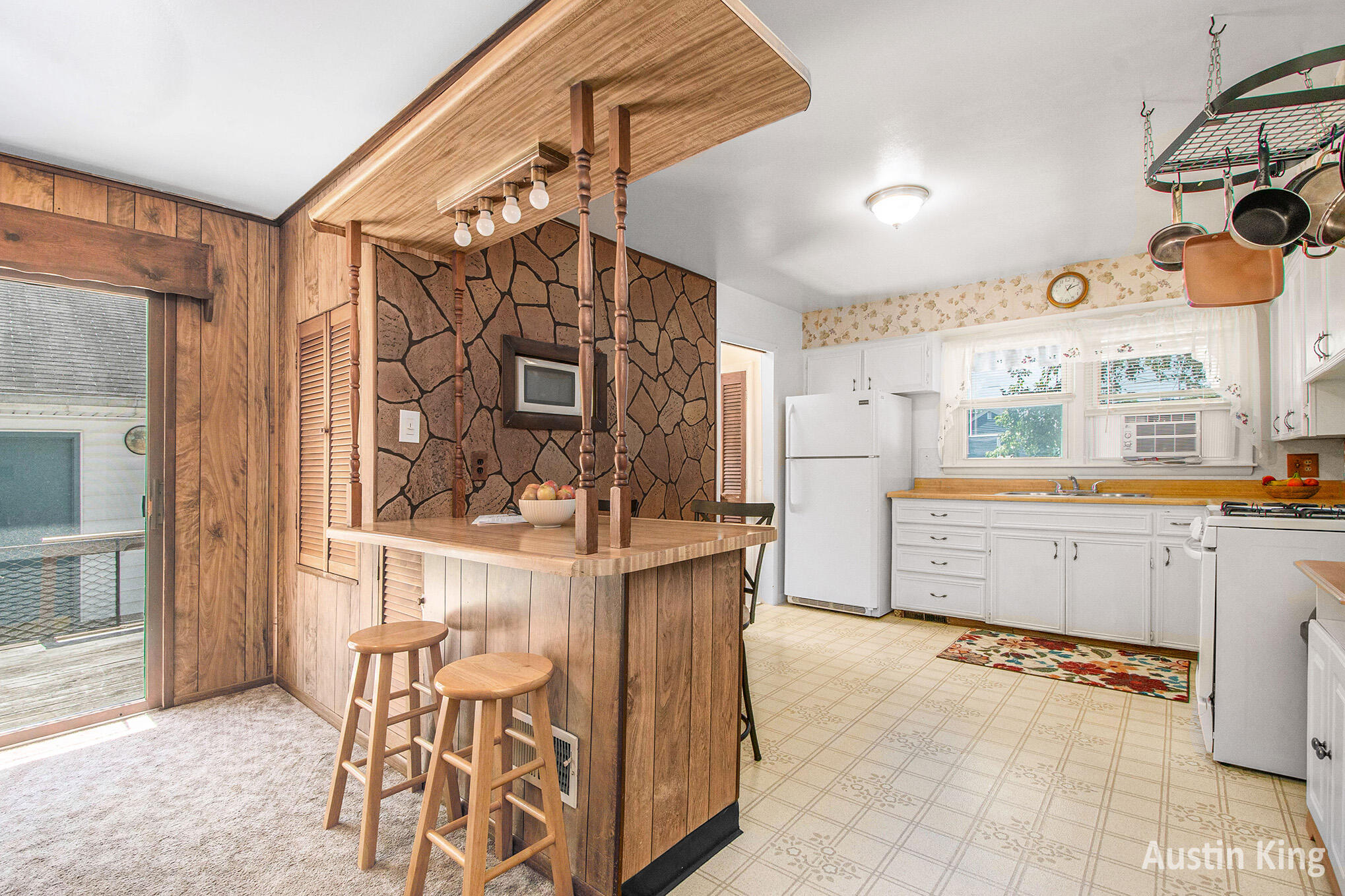 Grand Rapids City, Michigan 49504, United States, 2 Bedrooms Bedrooms, ,1 BathroomBathrooms,Residential,Pending,157977