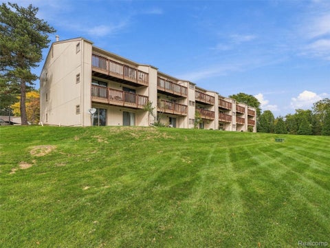 Photo of 1677 Riverside Drive #13, Rochester Hills City, MI 48309 (MLS # 20261082462)