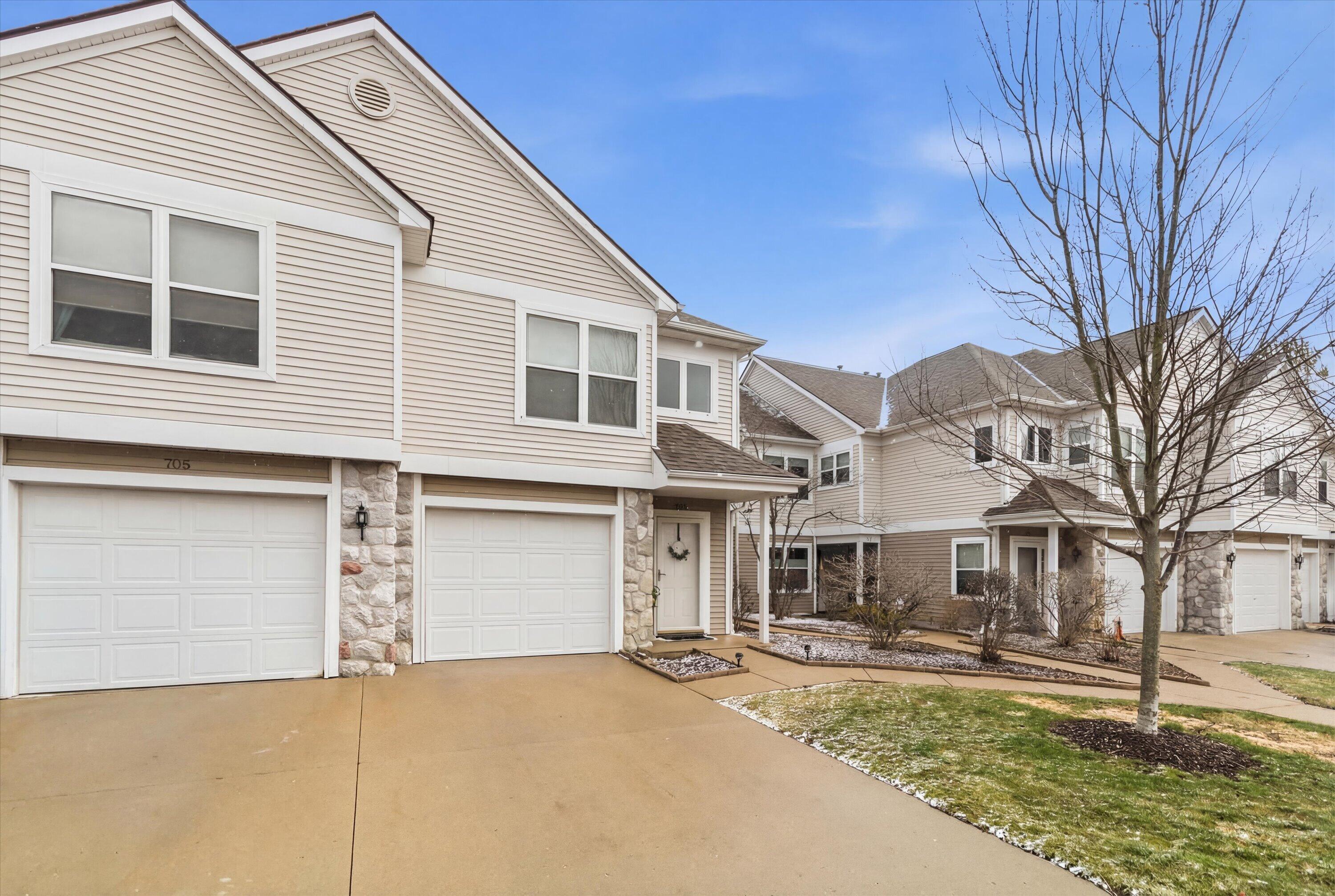 709 Fieldstone Circle W