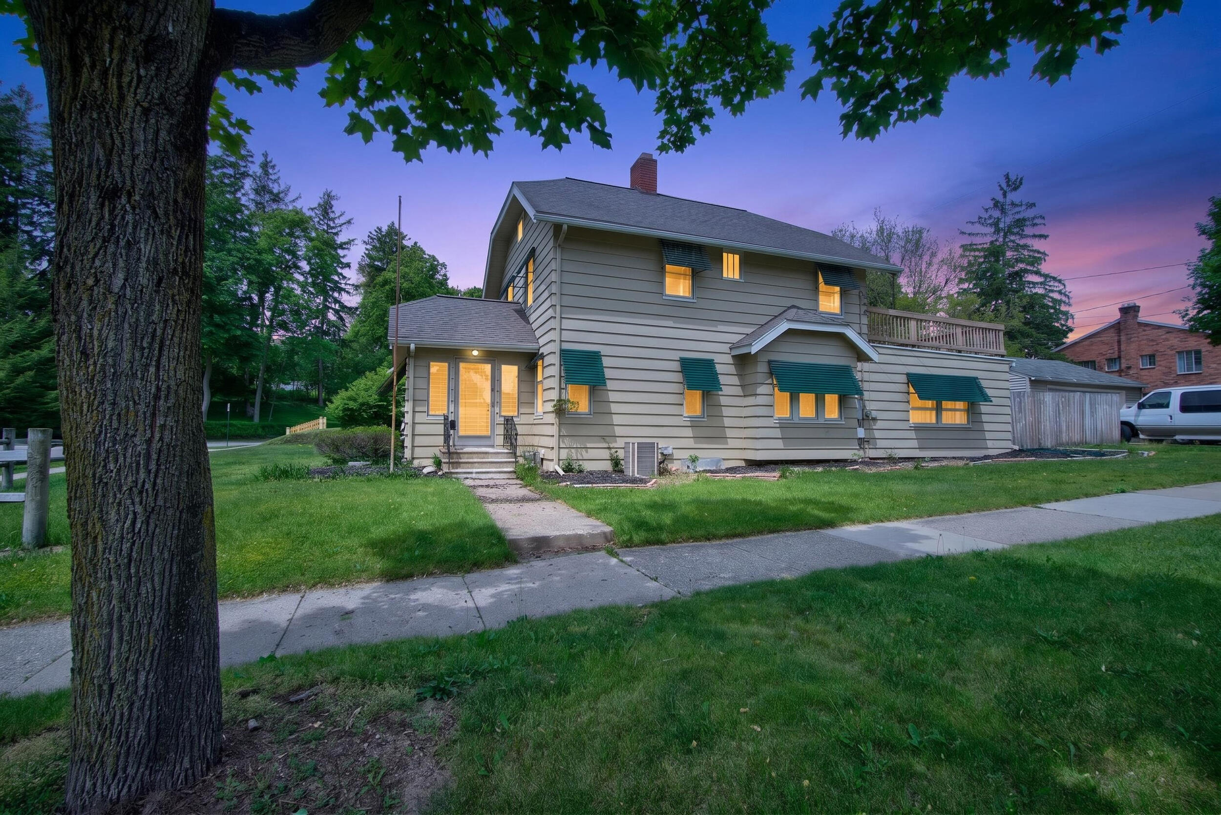 802 Oakridge Drive