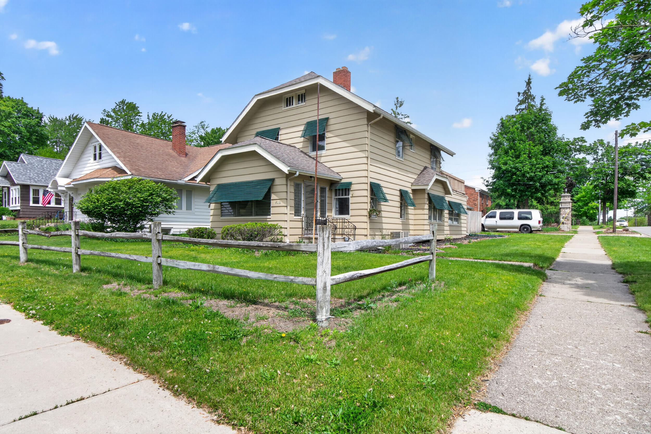802 Oakridge Drive