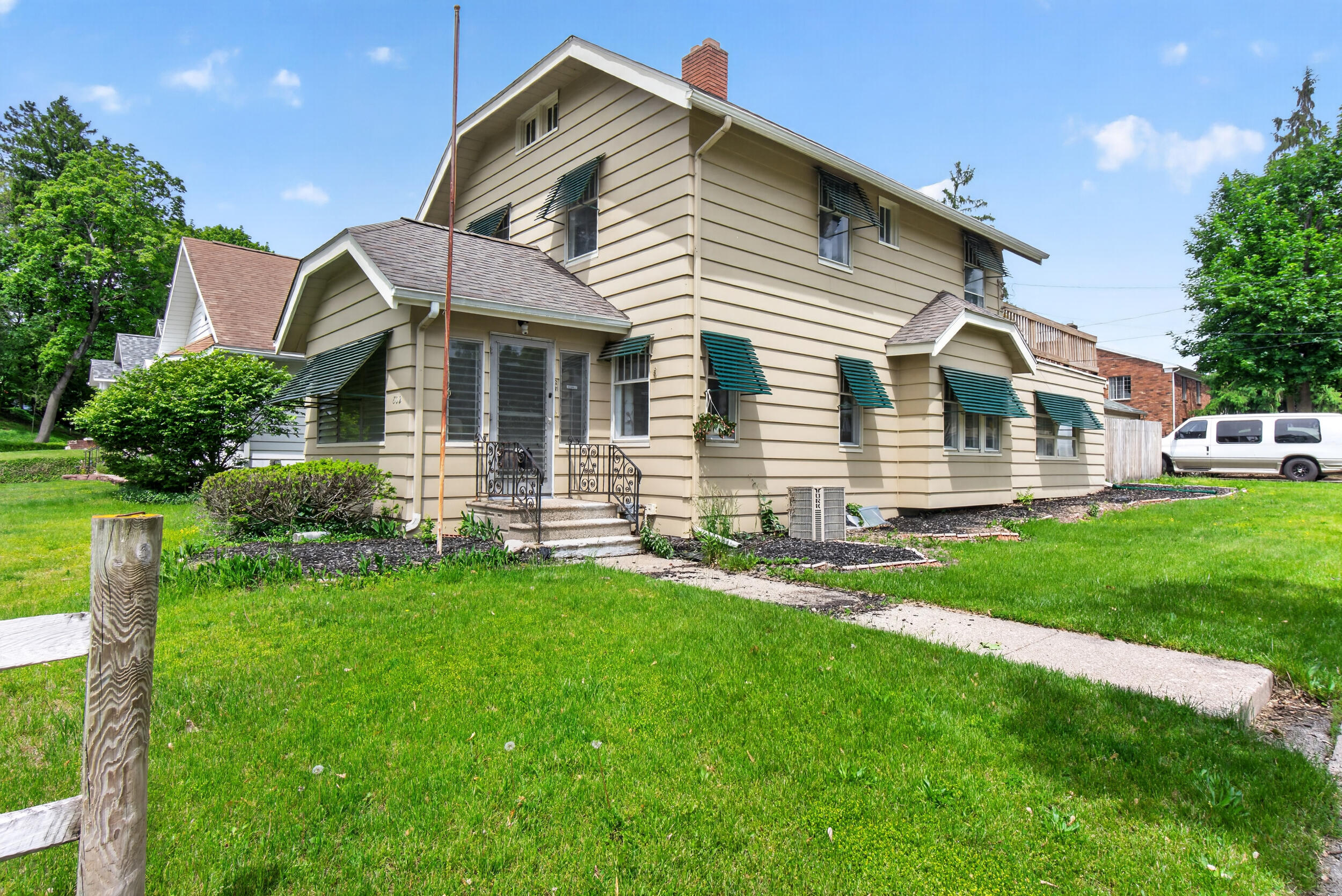 802 Oakridge Drive