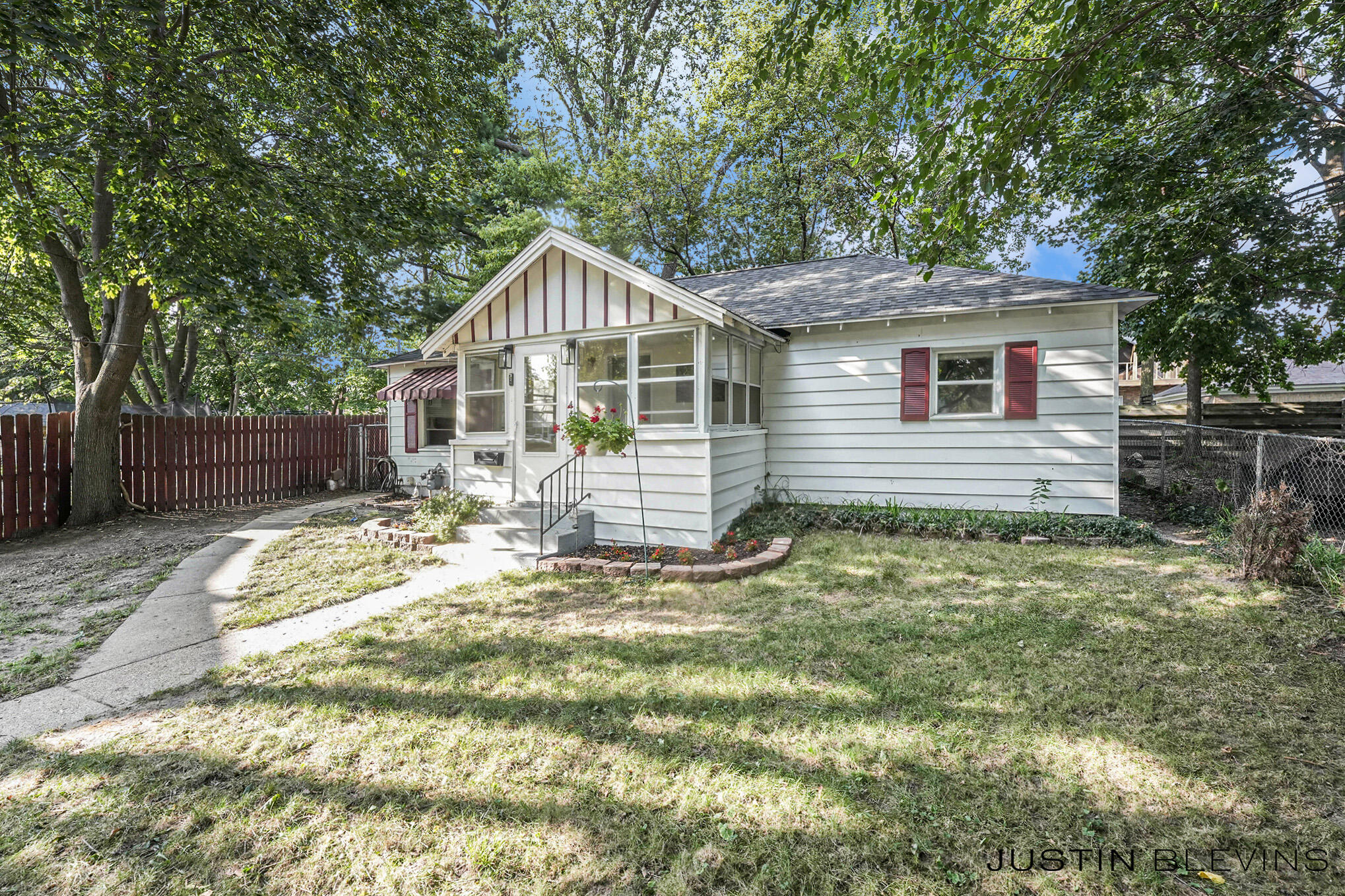 483 Kenwood Street NE