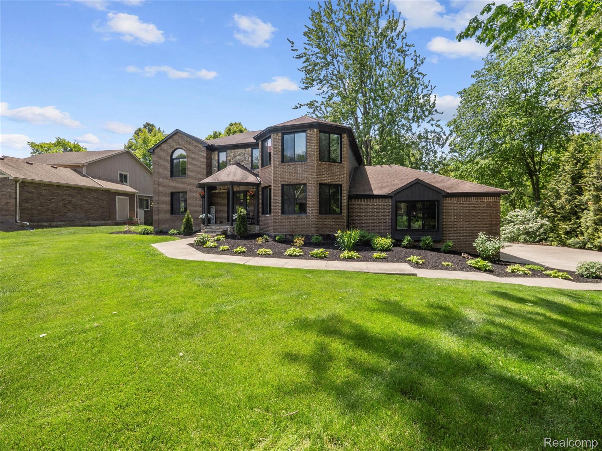 5695 Deerwood