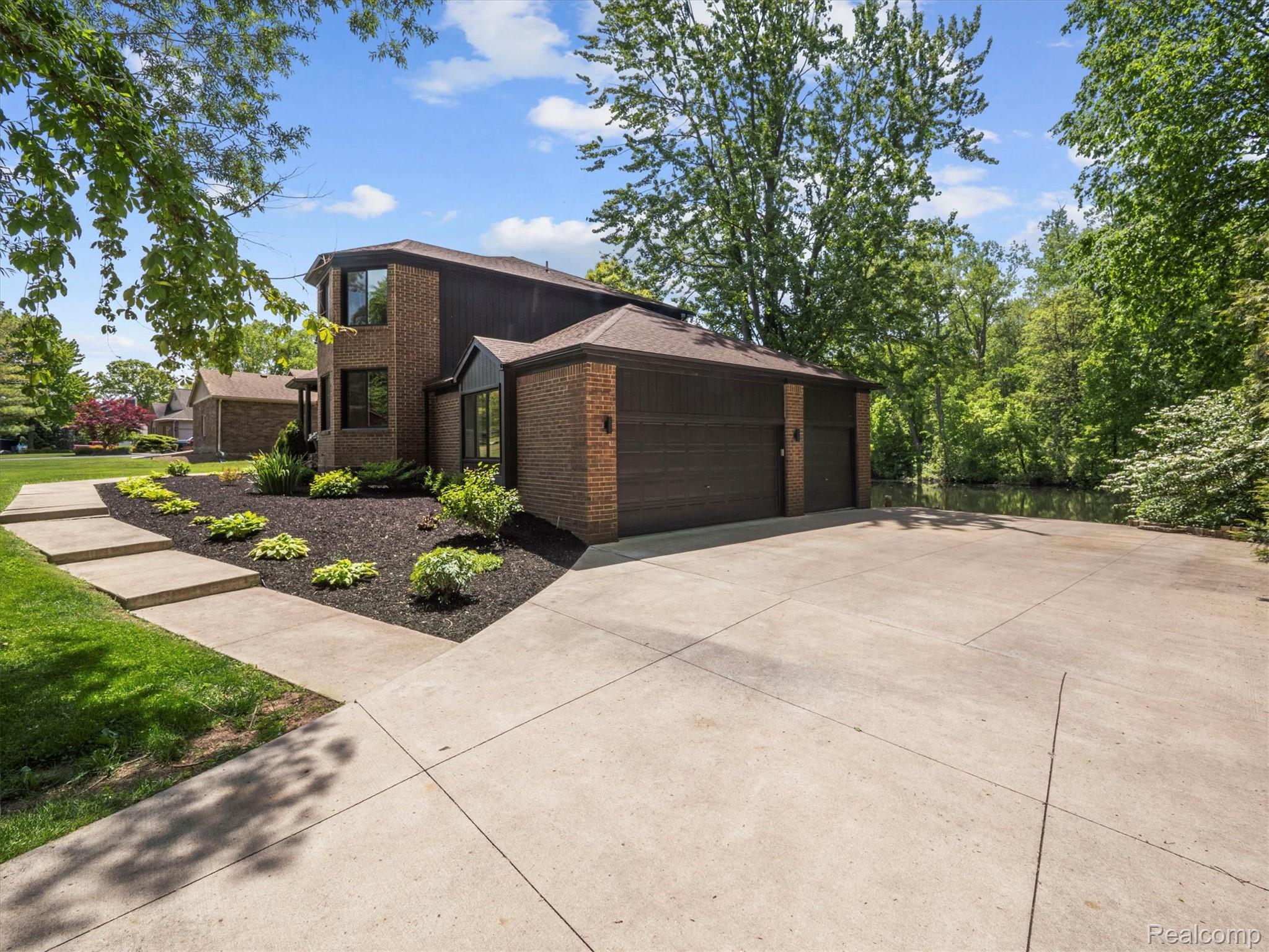 5695 Deerwood