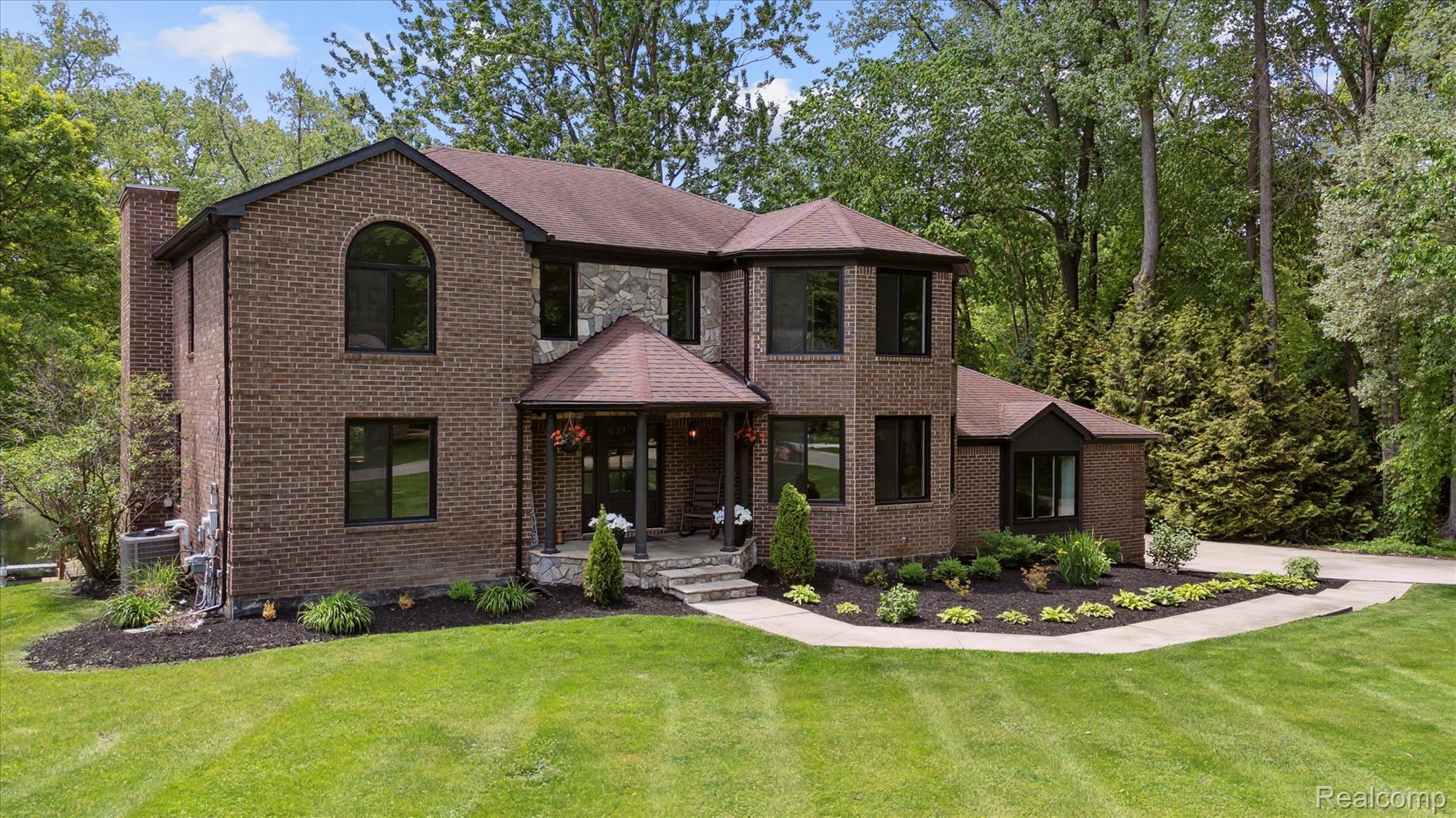 5695 Deerwood