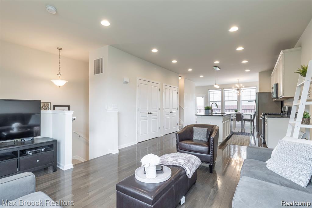 333 Glenhurst Boulevard 9
