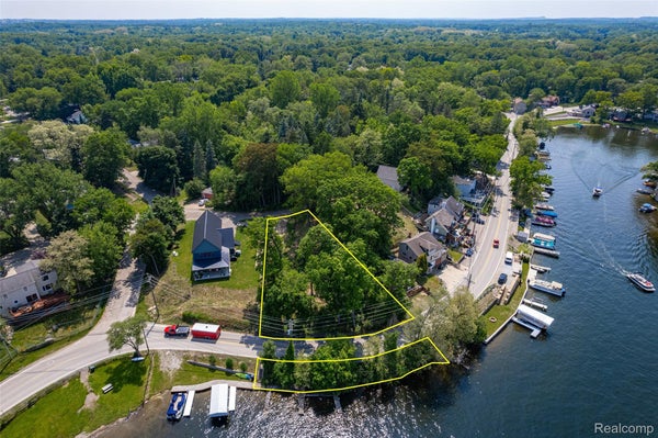 411 HEIGHTS RD, LAKE ORION, MI 48362 - Image ae9b22e5105ff4597e6283cc09ec9d0d/4102376146