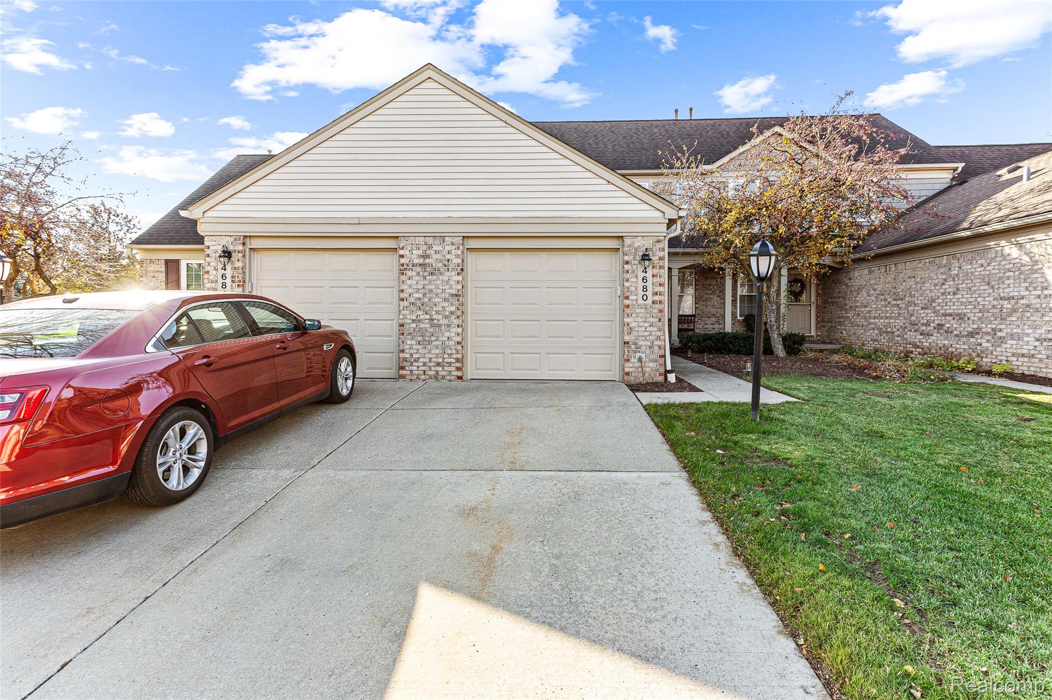 4680 Hunters Circle W