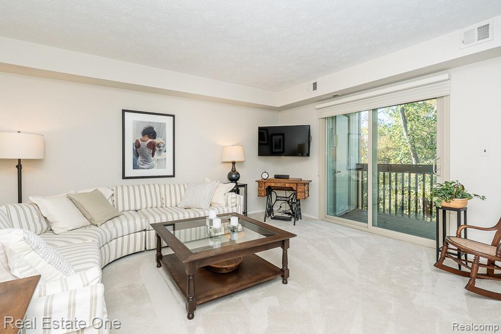 1697 Riverside Drive 15