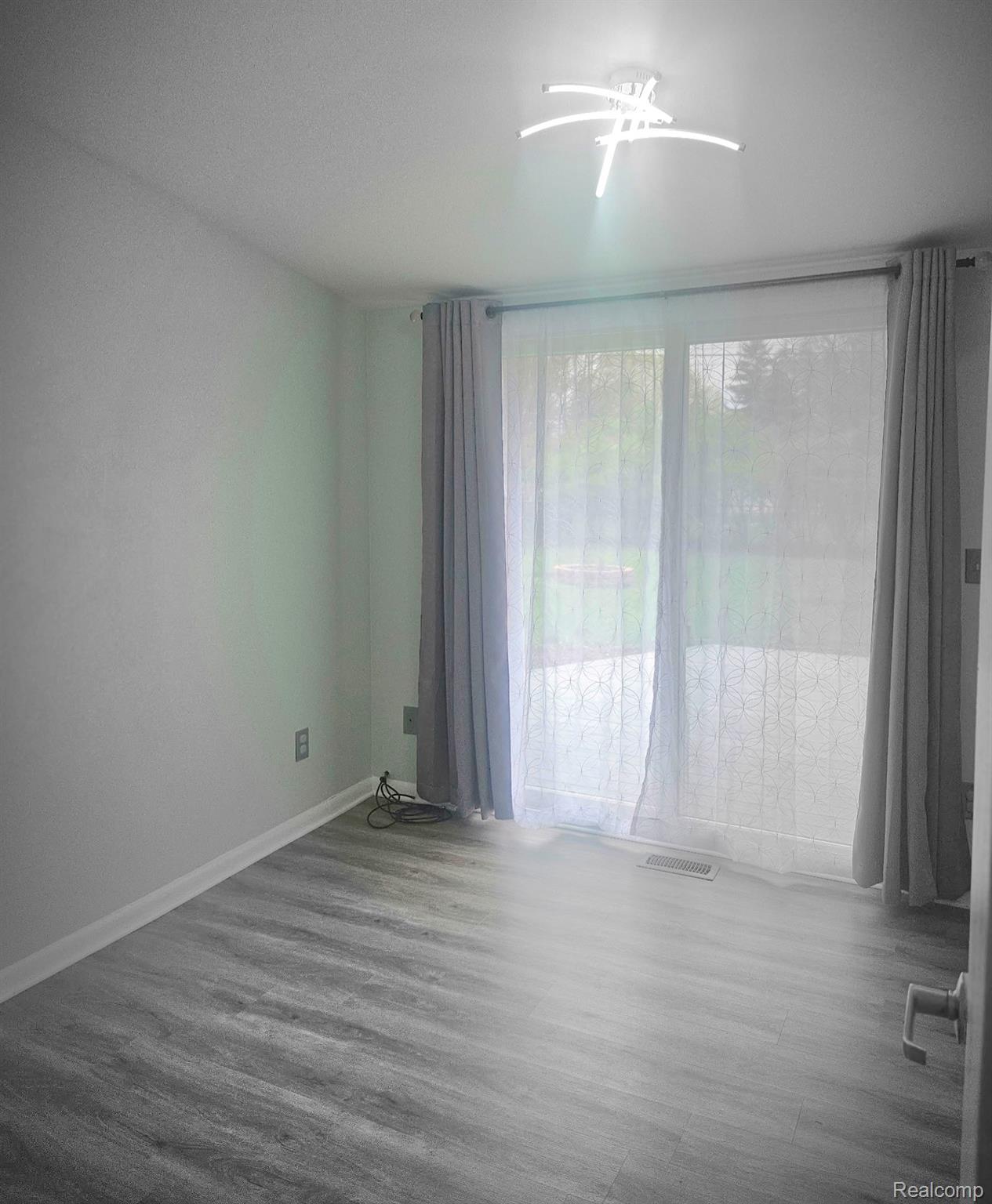 2121 S Commerce Road